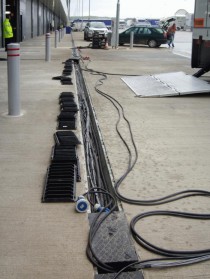 Kablovi u FASERFIX SERVISNIM KANALIMA ispred garaža timova